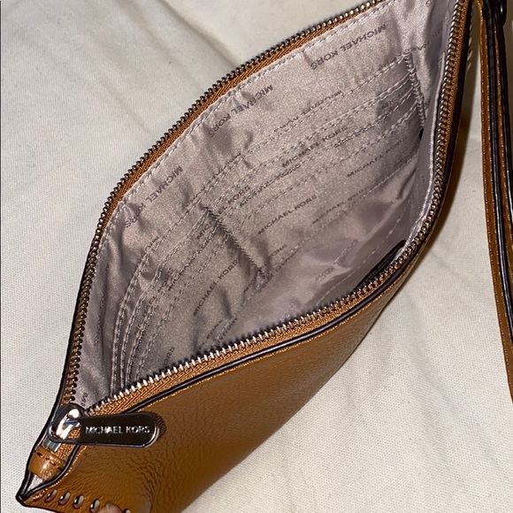 Michael Kors wristlet - Picture 3 of 3